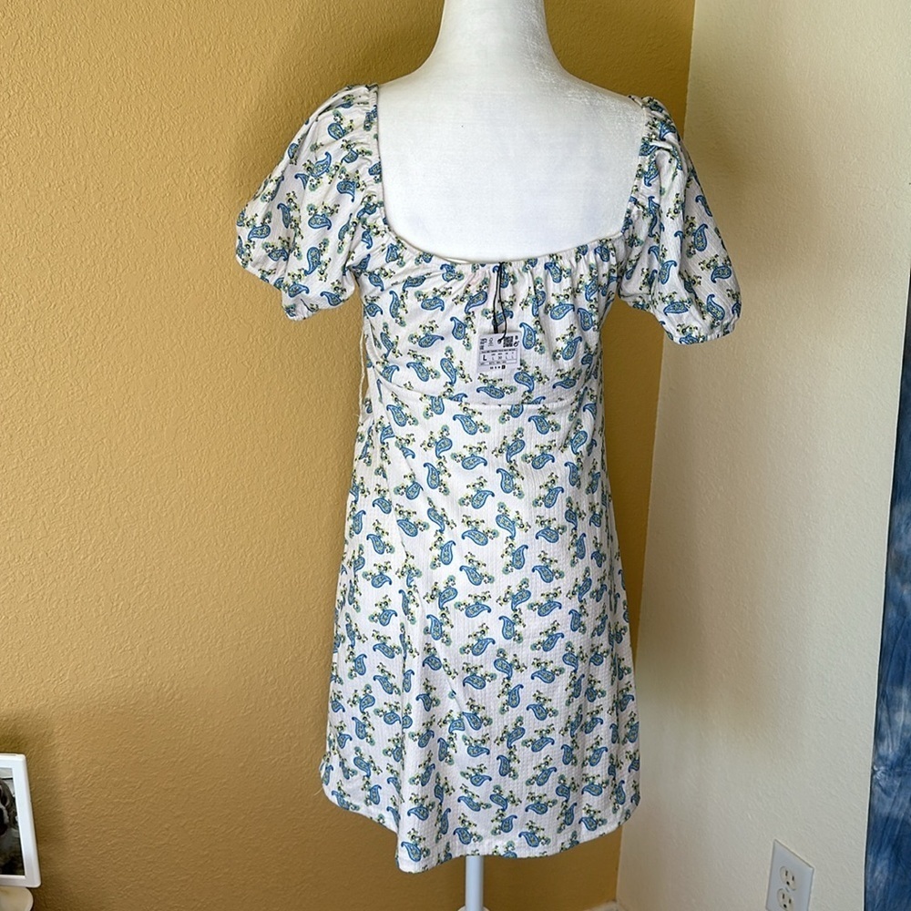 NWT Stradivarius blue paisley on off white mini babydoll dress Size L - Picture 2 of 10